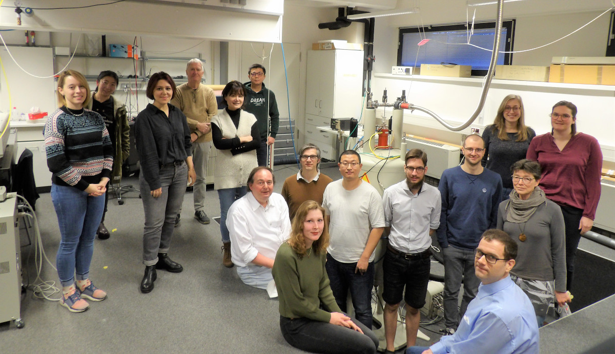 Group of Professor Matysik in front of a NMR spectrometer