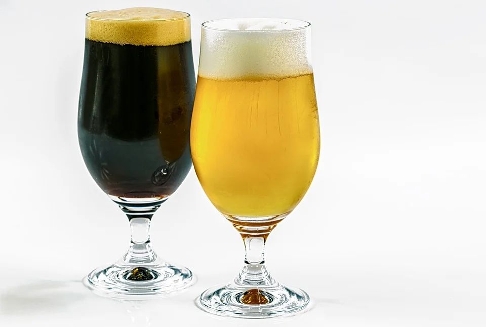 zur Vergrößerungsansicht des Bildes: Bier - eine chemische Verführung (Foto zwei Gläser Bier, ein helles Bier und ein dunkles Bier), Foto: Pixabay