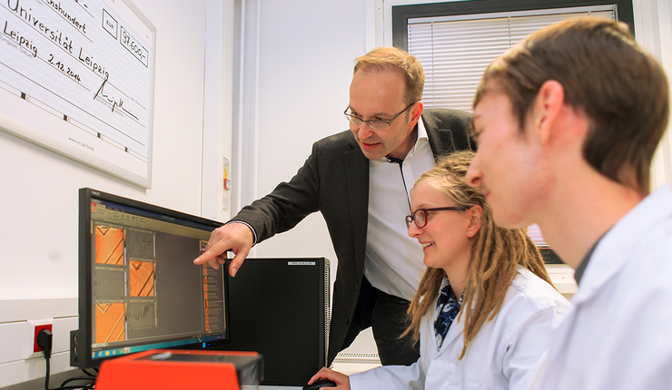 Prof. Dr. Knut Asmis mit Studenten, Foto Swen Reichold