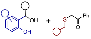 Abbildung zeigt die Kooperative Photo-induzierte-/Brønsted Säure-katalysierte Cycloaddition von in-situ erzeugten Thioaldehyden und ortho-Chinonmethiden zur Synthese von Benzo[e][1,3]oxathiinen