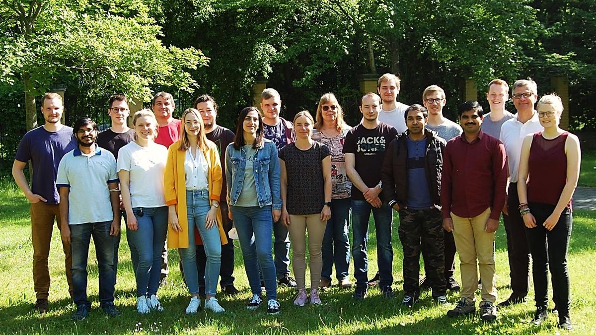 Foto zeigt das Team des Arbeitskreises von Prof. C. Schneider im Sommer 2021 vor dem Botanischen Garten der Universität Leipzig