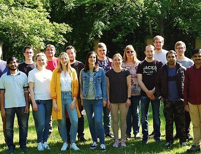 Foto zeigt das Team des Arbeitskreises von Prof. C. Schneider im Sommer 2021 vor dem Botanischen Garten der Universität Leipzig