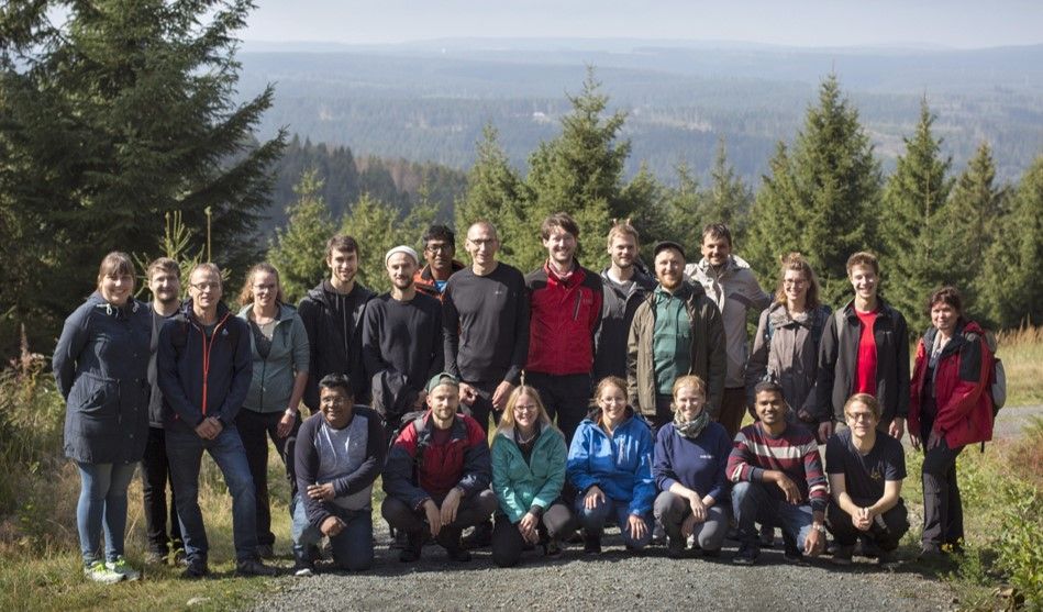 Gruppenfoto von Wissenschaftlern des Instituts für Analytische Chemie der Universität Leipzig auf einem Betriebsausflug in Altenau