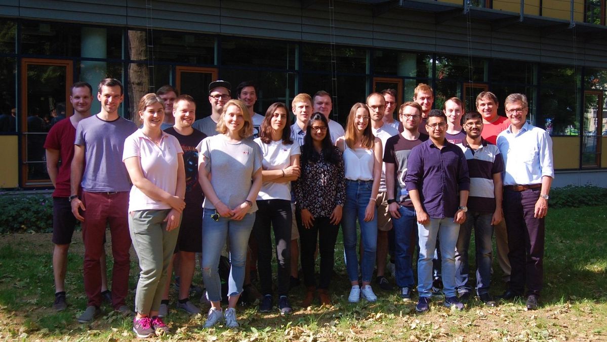 zur Vergrößerungsansicht des Bildes: Foto zeigt das Team des Arbeitskreises von Prof. C. Schneider im Frühjahr 2019 vor der Fakultät für Chemie und Mineralogie der Universität Leipzig