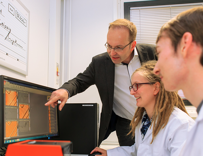 Prof. Dr. Knut Asmis mit Studenten, Foto: Swen Reichhold