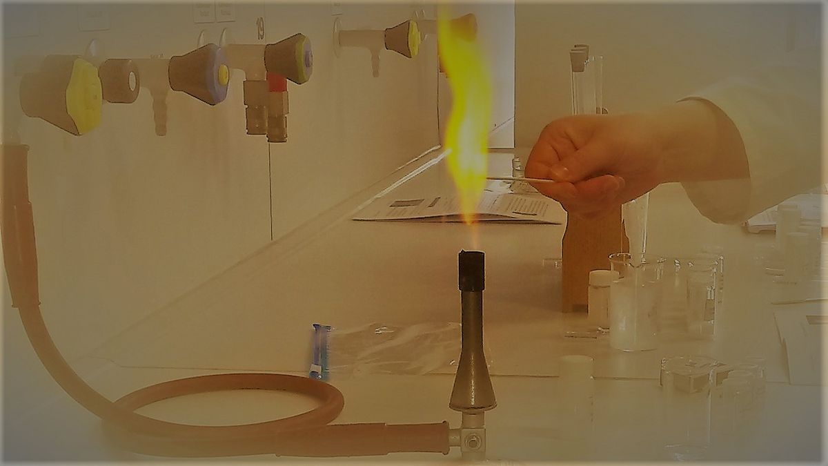 zur Vergrößerungsansicht des Bildes: Bild mit gelber Flammen, Foto: Insitut für Didaktik der Chemie