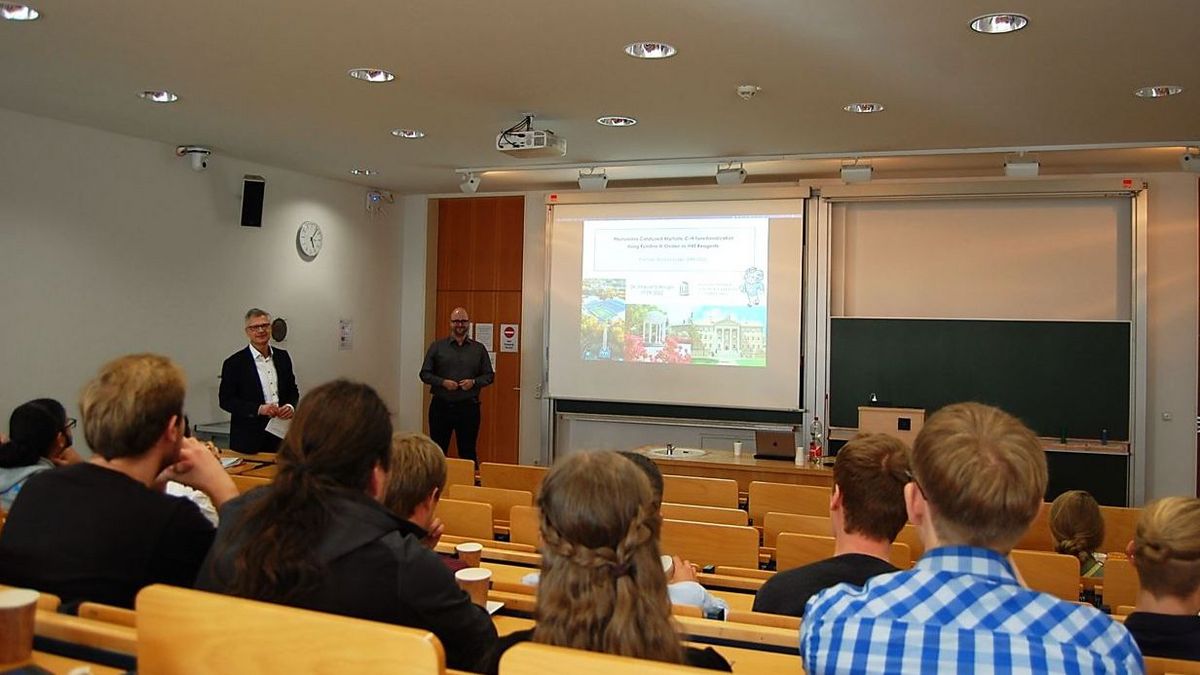 zur Vergrößerungsansicht des Bildes: Das Bild zeigt Prof. C. Schneider, wie er Dr. Marcel Schlegel anlässlich des Herbstsymposiums vorstellt.