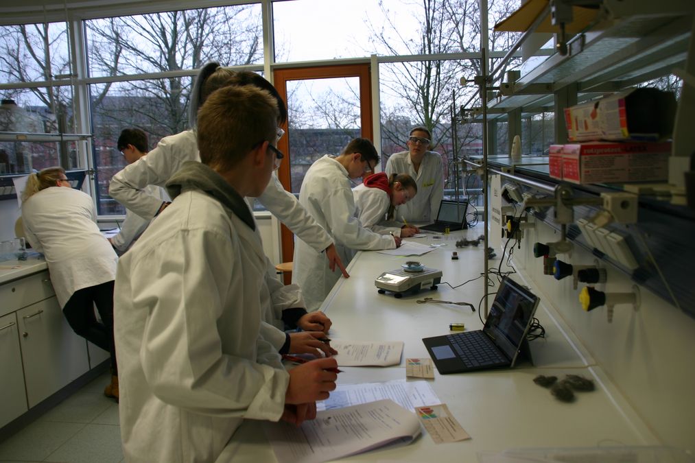 zur Vergrößerungsansicht des Bildes: Schülerlabor (Blick auf viele Schüler, die experimentieren), Foto: Institut für Didaktik der Chemie