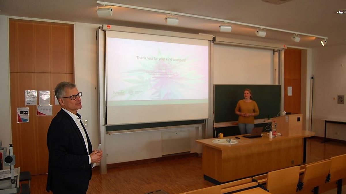 zur Vergrößerungsansicht des Bildes: Das Bild zeigt Prof. C. Schneider, wie er Caroline Dorsch anlässlich des Herbstsymposiums vorstellt.