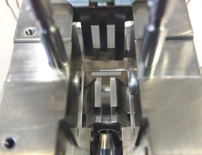 Blick auf einen Teil einer Ionenquelle eines EI Massenspektrometers