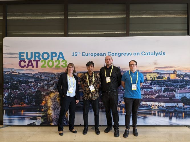 Teilnehmer auf der Bühne des 15. Europäischen Kongresses für Katalyse (von links nach rechts: J. Titus-Emse, R. S. R. Suharbiansah, M. Liebau, A. Mollá Robles).
