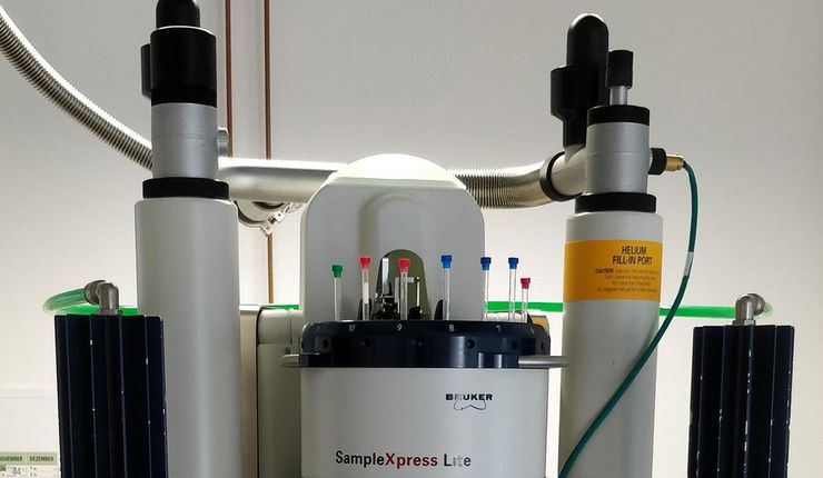 Foto eines NMR-Spektrometers mit automatischem Probenwechsler
