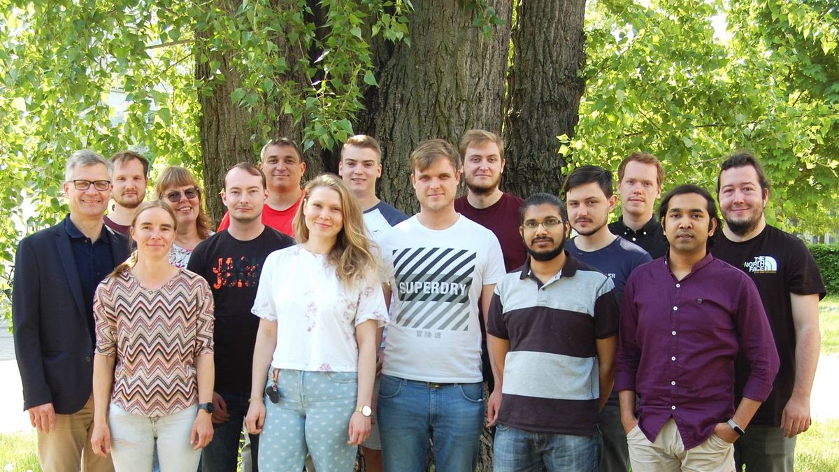 Das Foto zeigt das Team des Arbeitskreises von Prof. C. Schneiderim Innenhof der Fakultät für Chemie und Mineralogie, Universität Leipzig - Sommer 2022