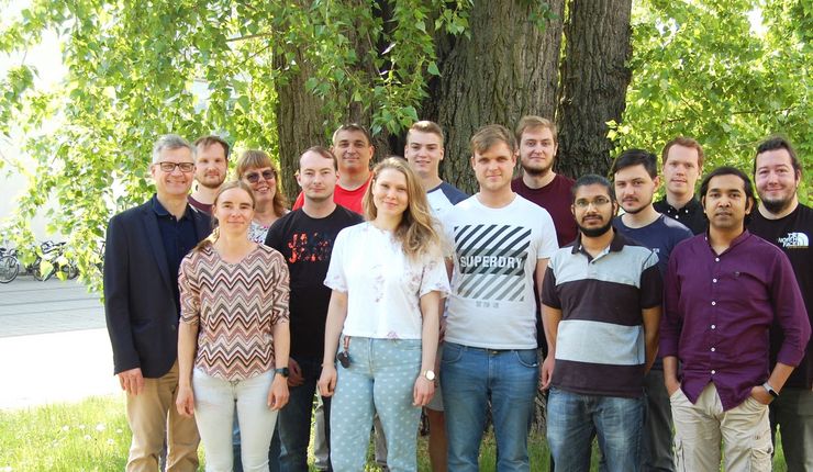 Das Foto zeigt das Team des Arbeitskreises von Prof. C. Schneiderim Innenhof der Fakultät für Chemie und Mineralogie, Universität Leipzig - Sommer 2022