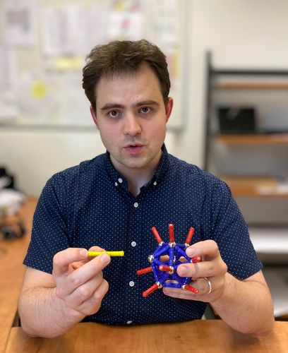 Dr. Jonas Warneke erklärt die Chemie von besonders hochreaktiven Molekülen, an denen am Wilhelm-Ostwald-Institut geforscht wird.