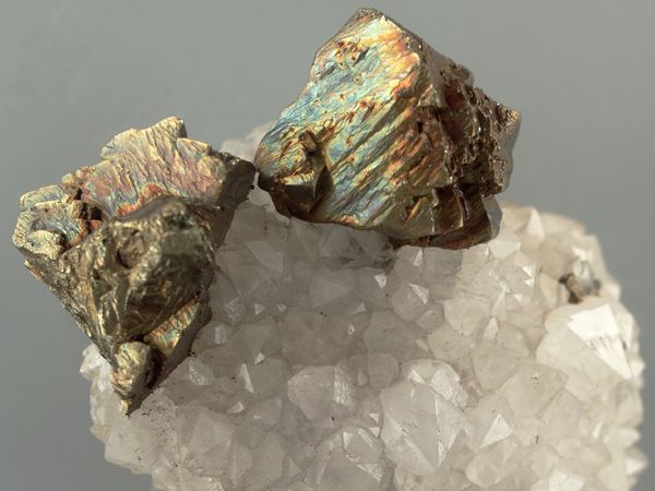 zur Vergrößerungsansicht des Bildes: Das Mineral Chalkopyrit auf Quarz