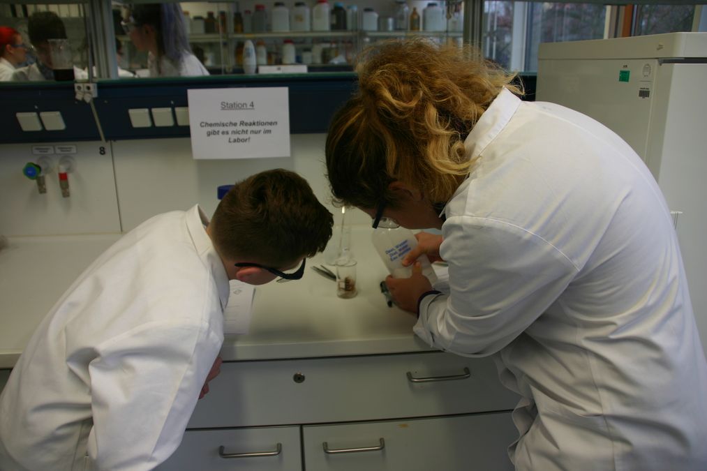 zur Vergrößerungsansicht des Bildes: Schülerlabor (zwei Schüler, die experimentieren), Foto: Institut für Didaktik der Chemie
