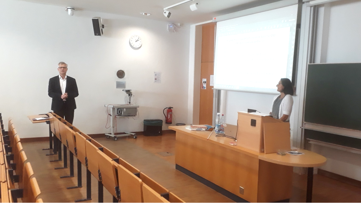 zur Vergrößerungsansicht des Bildes: Das Bild zeigt Dr. Katharina Koschek als Vortragende anlässlich des Herbstsymposiums 2023