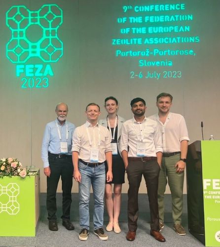 Attendees at the stage at the 9th FEZA Conference (from left to right: C. Buttersack, T. Beger, P. Seidel, M.W. Shakil, K. Marcinowski).