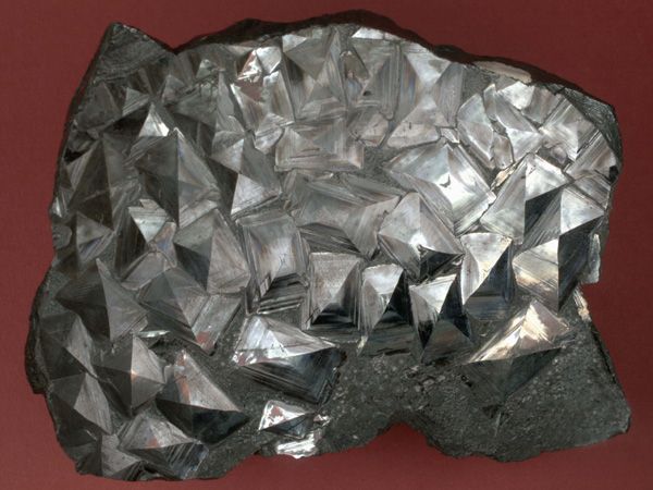 zur Vergrößerungsansicht des Bildes: Fayalitkristalle in metallurgischer Schlacke