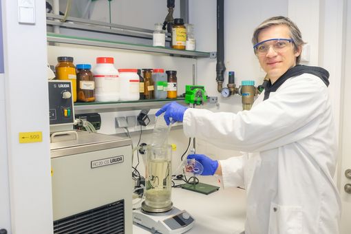 Dr. Christian Sonnendecker und sein Team entdeckten ein Enzym, das PET-Kunststoff in Rekordgeschwindigkeit abbaut.