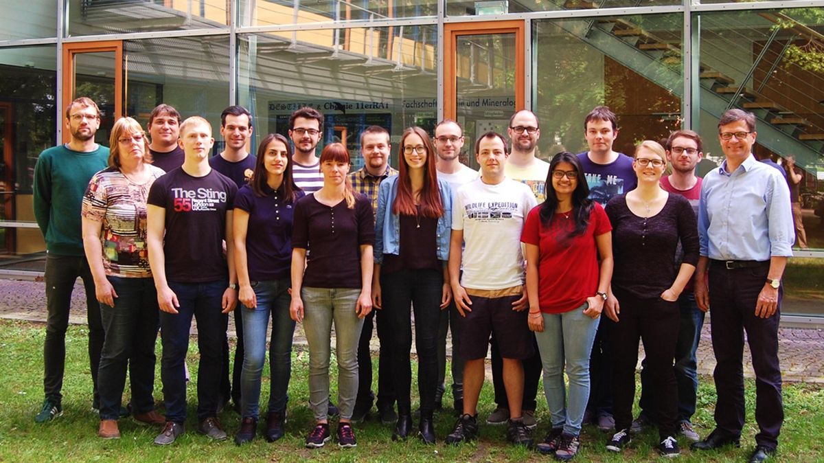 Foto zeigt das Team des Arbeitskreises von Prof. C. Schneider im Frühjahr 2017 vor der Fakultät für Chemie und Mineralogie der Universität Leipzig