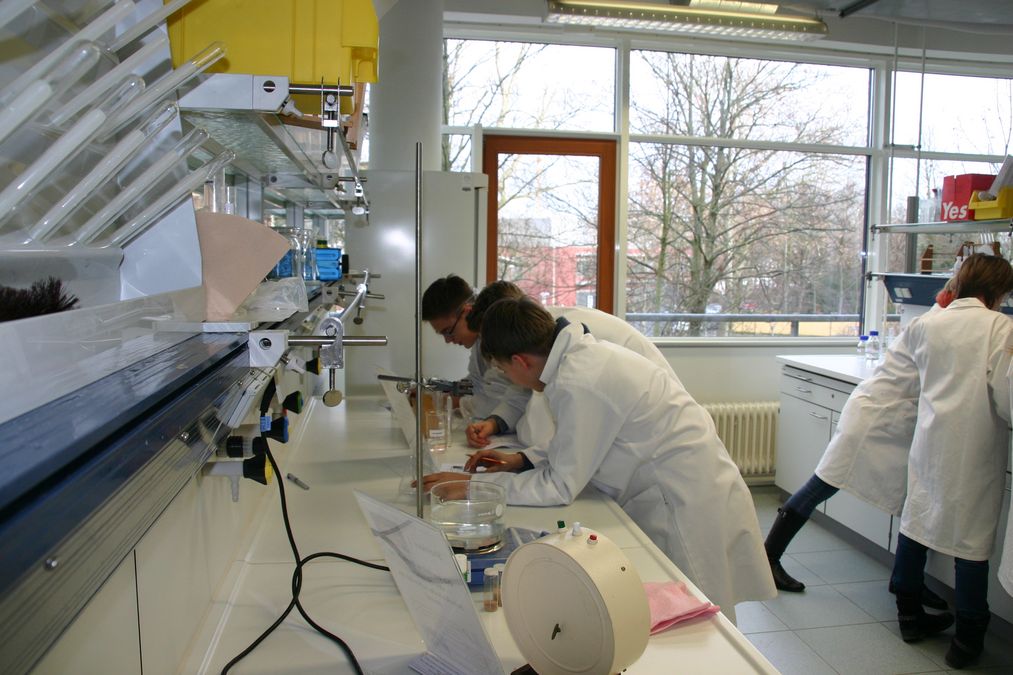 zur Vergrößerungsansicht des Bildes: Schülerlabor (Blick auf mehrere Schüler, die experimentieren), Foto: Institut für Didaktik der Chemie