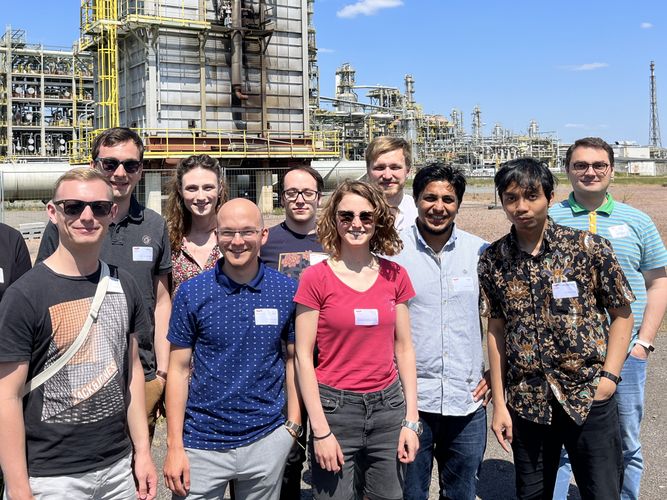 Members of the working group in front of the refinery (Photo: P. Raabe)