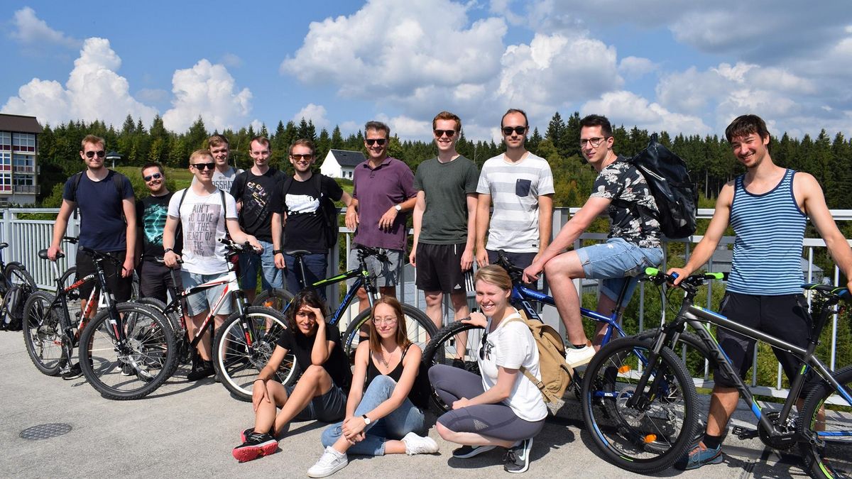 Auf dem Bild ist das Team AK Schneider mit ihren Fahrrädern zusehen.