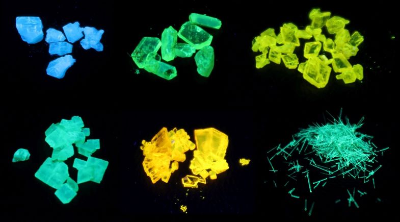 Selected crystals of phosphole-based materials under UV light (395 nm). Photo: Nils König.