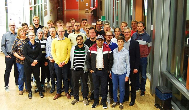 Auf dem Bild ist ein Gruppenbild vom Herbstsymposium des Arbeitskreises von Prof. C. Schneider mit Alumni zu sehen im Foyer der Fakultät für Chemie und Mineralogie der Universität Leipzig