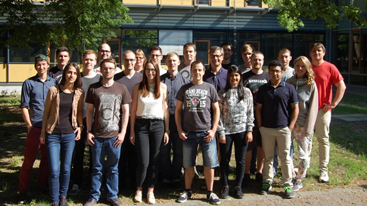 zur Vergrößerungsansicht des Bildes: Foto zeigt das Team des Arbeitskreises von Prof. C. Schneider im Frühjahr 2018 vor der Fakultät für Chemie und Mineralogie der Universität Leipzig