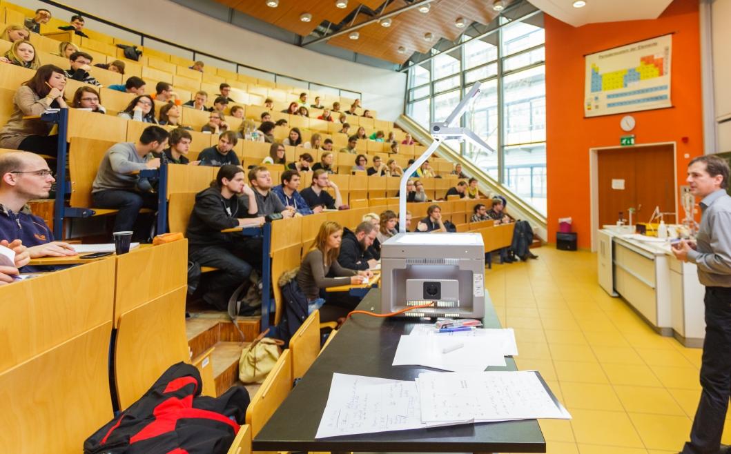 So darf es gern wieder aussehen - Studierende in einer Vorlesung, Foto: Christian Hüller / Universität Leipzig, SUK