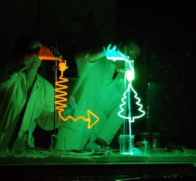 Dieses Bild zeigt Lichteffekte bei der Weihnachtsvorlesung der Chemiker:innen im Jahr 2015.