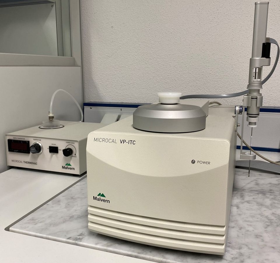 Das Isotherme Titrationskalorimeter des AK Kersting ist gezeigt.