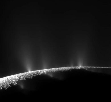 Eis-Fontänen an der Oberfläche des Enceladus.