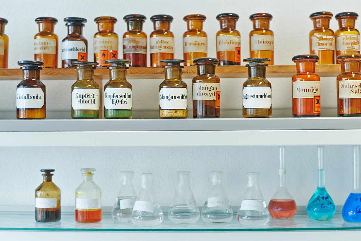 enlarge the image: Foto von Glasfläschchen mit verschiedenen Chemikalien
